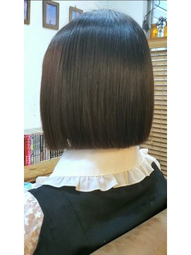 クオリア(QUALIA) 内巻きでも無く外ハネでもない。パツッとした艶々ミニボブ。