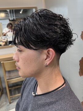 アイトーキョーリタ 渋谷(AI TOKYO Rita) ニュアンスサーフカールテーパーフェードフェザーパーマ刈り上げ