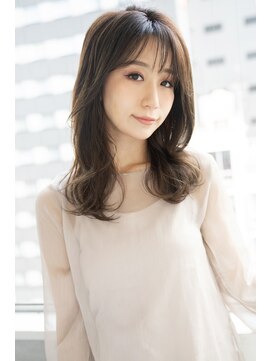 リリーオブザベイス(Lily of the Vase) くびれ レイヤー ナチュラル ベージュ 外はね ミディアム