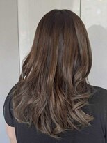 ジュリアンマーラ(Julien Mara) オリーブグレージュ/レイヤーミディ/透明感/ゆるふわウェーブ