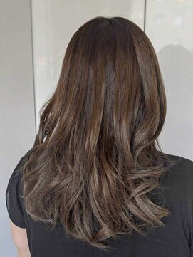 ジュリアンマーラ(Julien Mara) オリーブグレージュ/レイヤーミディ/透明感/ゆるふわウェーブ