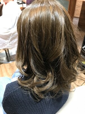 【COCOROHAIR DESIGN】のグレイカラーはイルミナカラーに近いので幅広い色合いを演出できます 