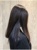 インナーカラーチラ見えのストレートヘア