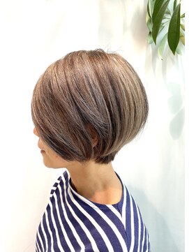 ステア ケース(stair case) 大人ショート／艶髪／前下がりグラデーション／前髪長め