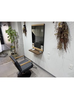 落ち着いた雰囲気のプライベート空間で、周りを気にせずゆったりと過ごせる♪大型店が苦手な方にも◎