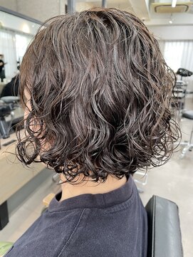 ユノ(juno) 【中目黒】ショートボブのくるくるパーマ&白髪ぼかしカラー