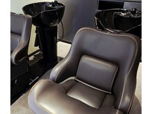 ファタン(FHATAN)の雰囲気(お客様の首に負担の少ないシャンプー台でリラックス頂けます。)