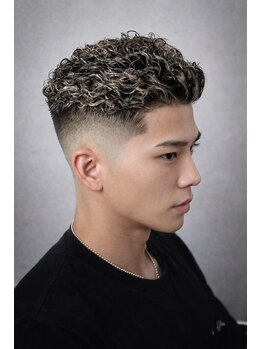 レオ(LEO)の写真/【漢の魅力】極道パーマ×ホワイトメッシュ。緻密なフェードで魅せる、圧倒的な存在感と大人の渋さ。