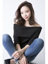 ソーホー ニューヨーク シズオカ(SOHO newyork SHIZUOKA)&nbsp;センターパートの無造作カールセミディ