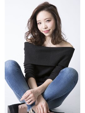 ソーホー ニューヨーク シズオカ(SOHO newyork SHIZUOKA) センターパートの無造作カールセミディ