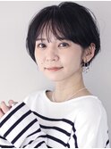 小顔　黒髪　パーマショート　暗髪　　前髪あり　耳かけショート
