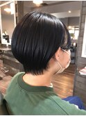 耳かけショートボブ×ネイビーブルー