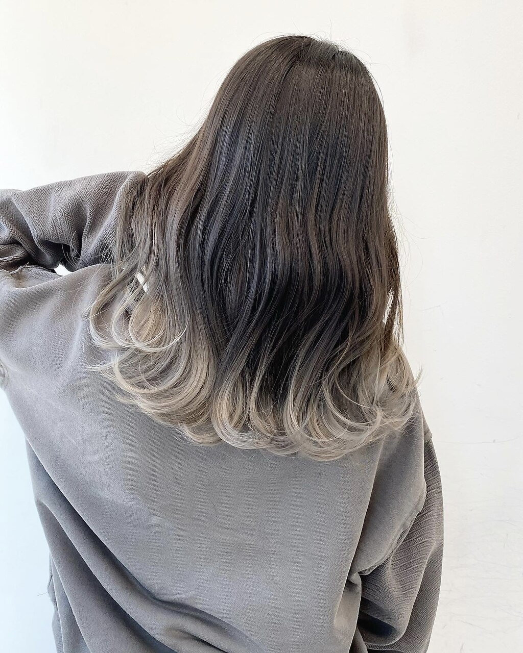 2025年-2026年冬】シルバー グラデーションの髪型・ヘアアレンジ｜人気