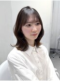 うすめぱっつん前髪顔周りカットミディアムヘアくびれ巻き