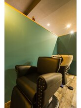 【首の負担が少ない特別なシャンプー台】