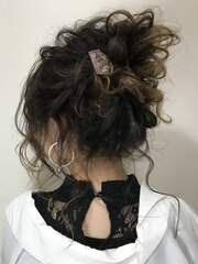 高めのお団子ヘアアレンジ