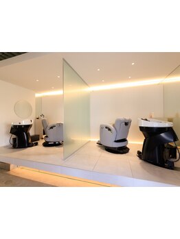 個室2席のプライベートサロン。落ち着いた雰囲気の中、丁寧なカウンセリングで大人女性の美髪をサポート♪