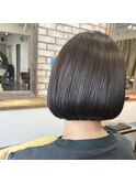 襟足ギリギリ前下がりボブ