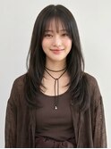 顔まわりのニュアンスで小顔に、上品なダークトーンスタイル