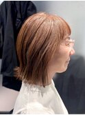 明るい白髪染めコーラルオレンジ外ハネオン眉ボブ40代