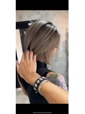 レイヤーボブハイライトブリーチレイヤーハイトーングレージュ
