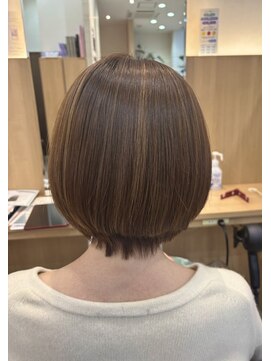 ウイバイファースト(u'i by first) 丸みのあるシルエットが特徴的なショートボブスタイル