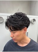 大人の抜け感を演出する、今トレンドのフェザーパーマ