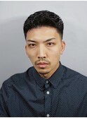 【黒髪×パーマ】重厚感のあるサイドパート風フェードスタイル