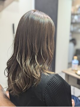 アオ(a-o) 透明感は寒色系