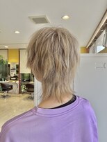 クリーム(CREAM) ホワイトベージュ　ブリーチ　ウルフ　センターパート　マッシュ