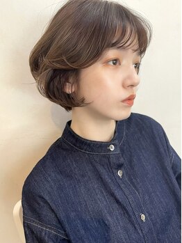 顔周りと横顔のフォルムにこだわった、柔らかい質感のショート。受賞歴多数の実力派stylist在籍◎