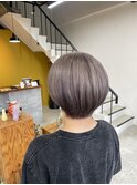 ショートボブ×シルバーベージュ
