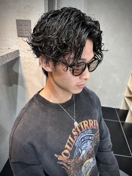 ヨムニノクチ(YOMUニノ口) 大人スパイラルパーマで、すっきりと上品に。