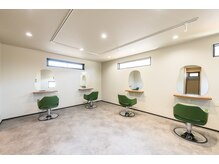 オレオール(Aureole)の雰囲気（個性的な鏡とモダンで落ち着いた雰囲気の店内）