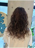 セミロング　ナチュラルブラウン　スパイラルパーマ