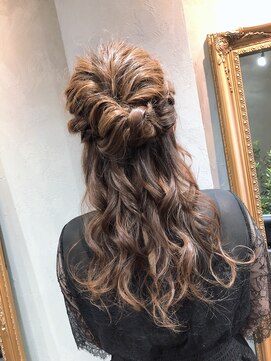 ヘアーシグネチャー(Hair Signature) 結婚式、2次会、パーティーも0K!かわいいハーフアップスタイル
