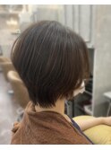 大人ショートボブ　前下がり　丸み　ブラウン