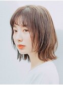 外跳ねのミディアムレイヤーボブ