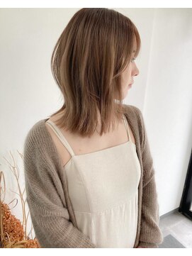 リリ バイ クローバー(lili by CLOVER) ベージュ/ハイトーン/外ハネミディアム/レイヤーカット