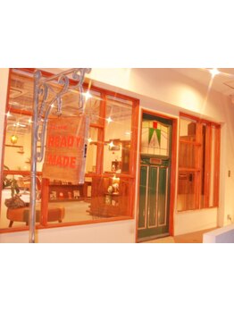 【高いカット技術◎】雑貨屋さんのようなお洒落な扉を開けると、こだわりのインテリア達がお出迎え♪