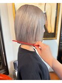 ホワイトグレージュ×ボブ