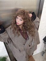 シリー(Silly)&nbsp;ベージュカラー＆外国人ウェーブヘア