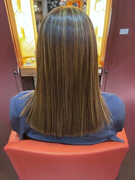 アンティカザサロン(antiqua THE SALON) ハイライトカラー ブロンドベージュ 切りっぱなし ブリーチ 艶髪