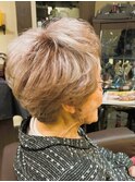 お姉さま白髪ぼかしショートパーマ