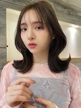 エヌアイ オモテサンドウ(ni omotesando) シースルーバング オリーブ くびれミディアム 【肥田亜沙美】