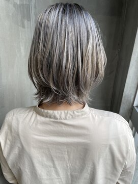 ローリー(Rowlly) ＃ウルフ＃レイヤー＃外ハネ＃グレイアッシュ