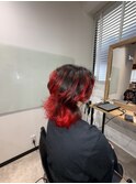 「ダーク×レッドの最強コントラスト！攻めのレイヤースタイル」