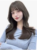 顔周りカット　アッシュグレーカラー　ロングヘア　くびれ巻き