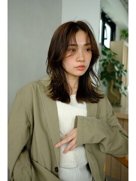 シア(SHEA gakugeidaigaku) やわらかベージュカラーのくびれレイヤー