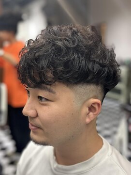 フランクス バーバー ウエストトウキョウ 吉祥寺店(FRANK’S BARBER WEST TOKYO) ブルーブラックフェザーパーマサーフカールセンターパート Y